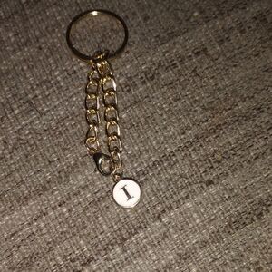 Elegant Gold & Cream Initial “I” Circle Keychain – Personalized Charm Accessory